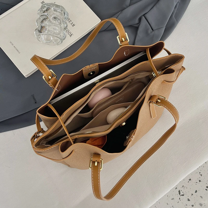 高級感あふれるレディース・タッセル付きトートバッグ。デザイナ - Leatherwork Designs のレビューと価格