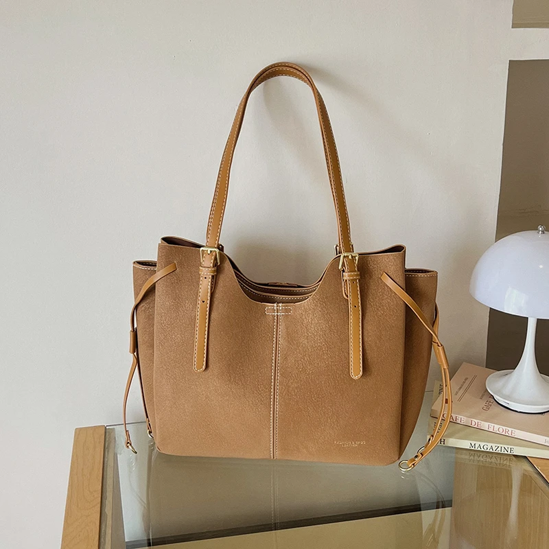高級感あふれるレディース・タッセル付きトートバッグ。デザイナ - Leatherwork Designs のレビューと価格